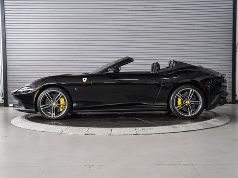Used 2025 Ferrari Roma Spider RWD image 2