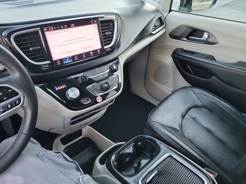 Used 2022 Chrysler Pacifica Touring-L image 15