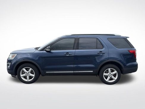 Used 2017 Ford Explorer XLT w/ Equipment Group 202A AWD/4WD image 3