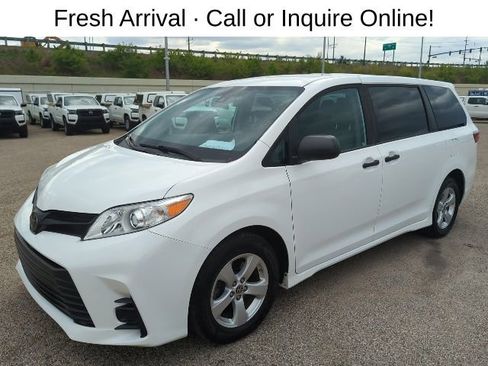 Used 2020 Toyota Sienna L image 2