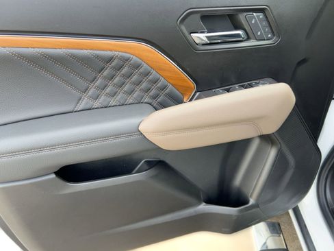 Used 2024 GMC Canyon Denali image 11