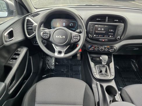 Used 2025 Kia Soul LX w/ LX Technology Package FWD image 16