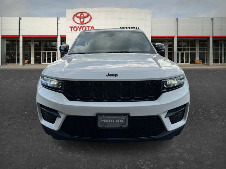 Used 2024 Jeep Grand Cherokee Altitude AWD/4WD image 2