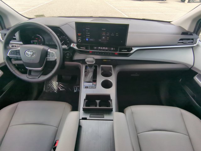 Certified 2025 Toyota Sienna XLE FWD image 19