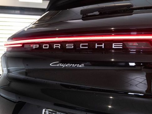 Certified 2025 Porsche Cayenne AWD/4WD image 15