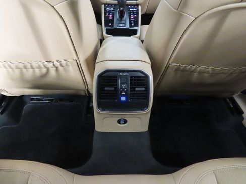 Certified 2024 Porsche Macan AWD/4WD image 31