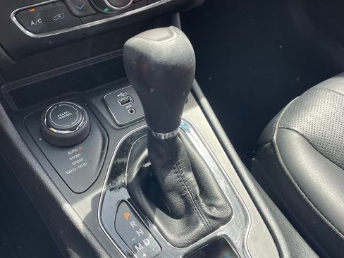 Used 2019 Jeep Cherokee Limited image 8