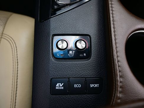 Used 2014 Toyota Avalon Limited w/ Technology Package FWD image 23