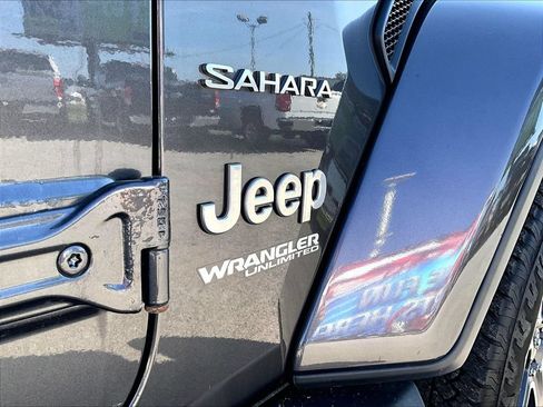 Used 2019 Jeep Wrangler Unlimited Sahara w/ Uconnect 4C Nav & Sound Group AWD/4WD image 9
