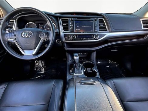 Used 2018 Toyota Highlander XLE image 16