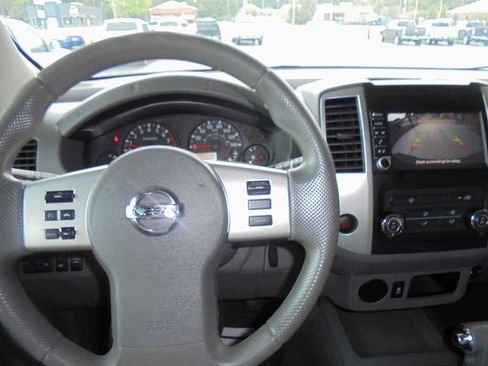 Used 2019 Nissan Frontier SV image 6