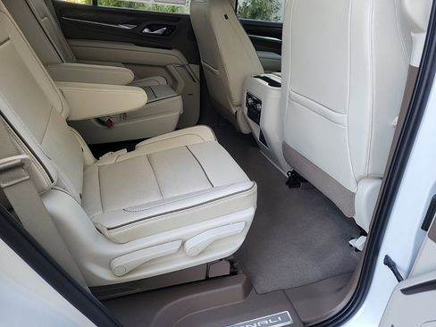 Used 2021 GMC Yukon Denali w/ Denali Premium Package image 14