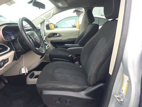 Used 2022 Chrysler Voyager LX FWD image 3