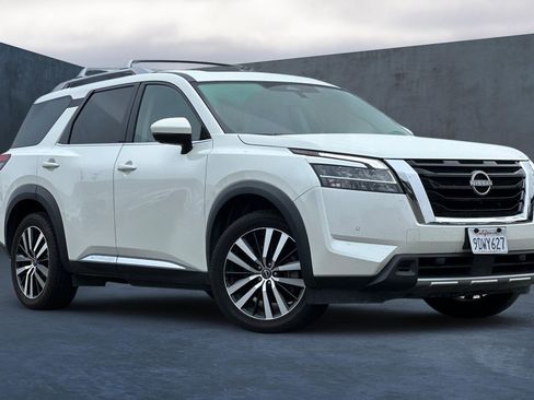 Used 2023 Nissan Pathfinder Platinum image 2