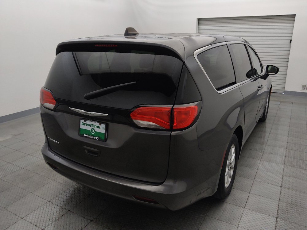 Used 2023 Chrysler Voyager LX FWD image 7