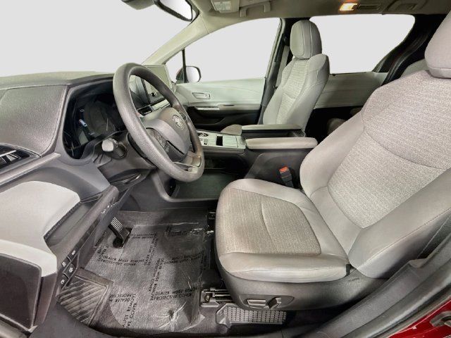 Used 2025 Toyota Sienna LE w/ LE Plus Package FWD image 21