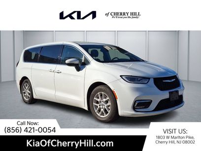 Used 2023 Chrysler Pacifica Touring-L