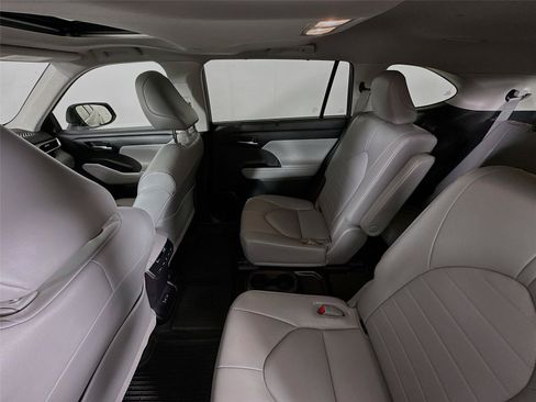 Used 2022 Toyota Highlander XLE AWD/4WD image 11