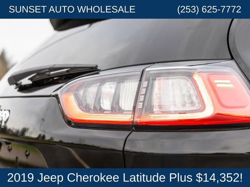 Used 2019 Jeep Cherokee Latitude Plus AWD/4WD image 22