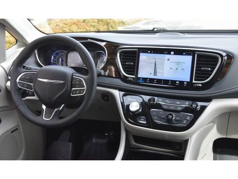 Used 2023 Chrysler Pacifica Limited w/ Uconnect Theater Family Group image 20