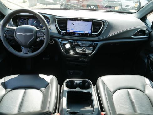 Used 2023 Chrysler Pacifica Touring-L w/ S Appearance Package FWD image 10