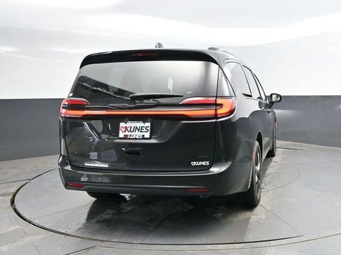 Used 2023 Chrysler Pacifica Touring-L w/ S Appearance Package AWD/4WD image 9