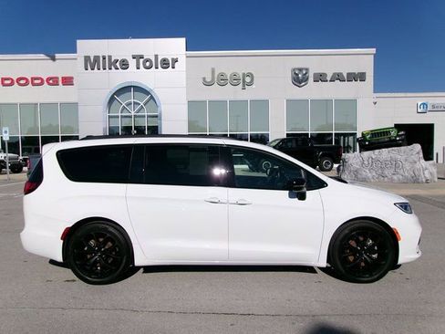 Used 2025 Chrysler Pacifica Limited image 5