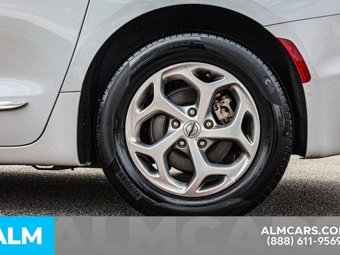 Used 2023 Chrysler Pacifica Limited image 16