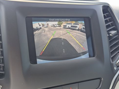 Used 2020 Jeep Cherokee Latitude Plus image 11