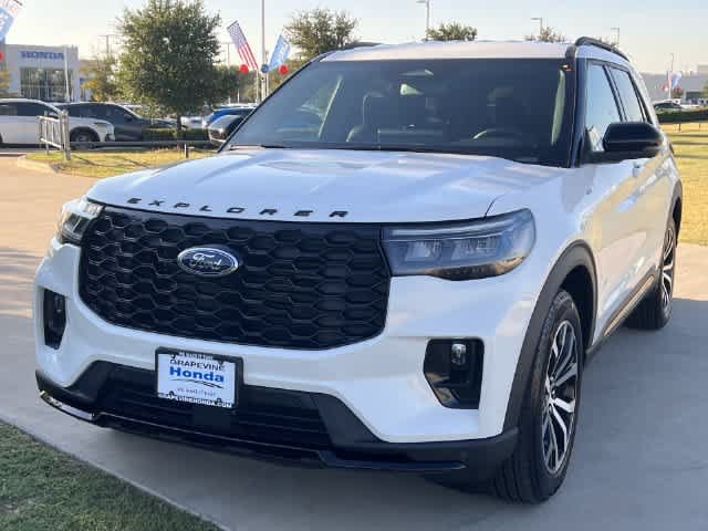 Used 2025 Ford Explorer ST-Line w/ Premium Package RWD image 2