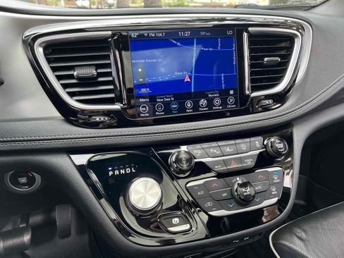 Used 2019 Chrysler Pacifica Limited w/ Advanced Safetytec Group FWD image 9