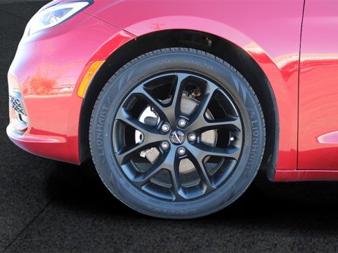 Used 2025 Chrysler Pacifica Limited image 27