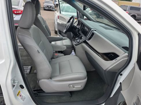 Used 2017 Toyota Sienna XLE w/ XLE Navigation Package image 19