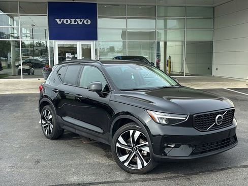 Used 2023 Volvo XC40 B5 Plus w/ Climate Package AWD/4WD image 2