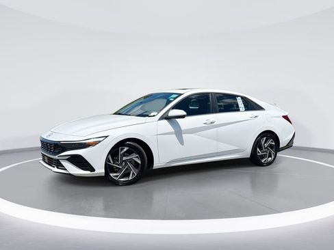 Certified 2025 Hyundai Elantra SEL w/ Cargo Package FWD image 1