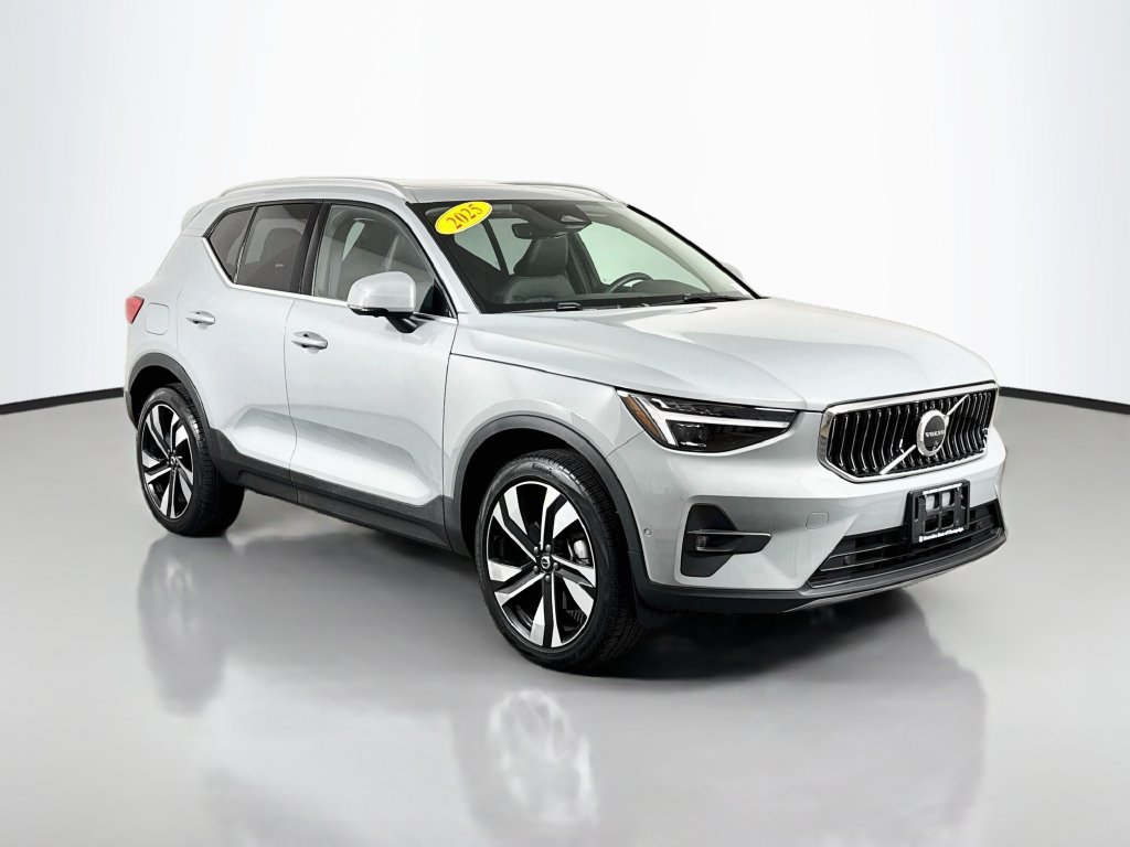 Used 2025 Volvo XC40 B5 Plus w/ Climate Package AWD/4WD image 1