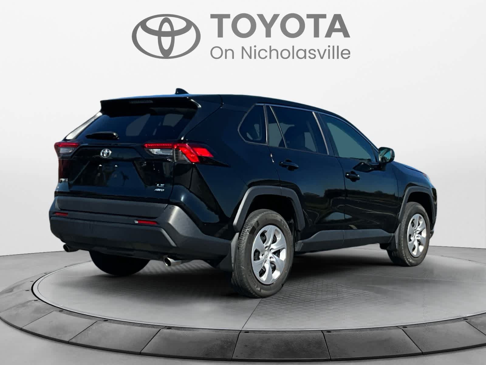 Used 2023 Toyota RAV4 LE AWD/4WD image 5