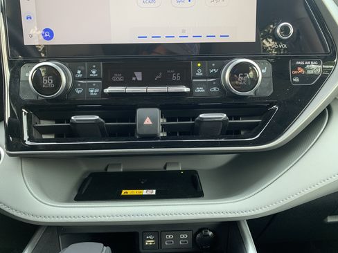 Used 2025 Toyota Highlander XLE AWD/4WD image 29