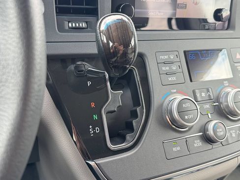 Used 2017 Toyota Sienna XLE Premium AWD/4WD image 24