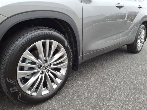 Used 2026 Toyota Highlander Platinum image 9