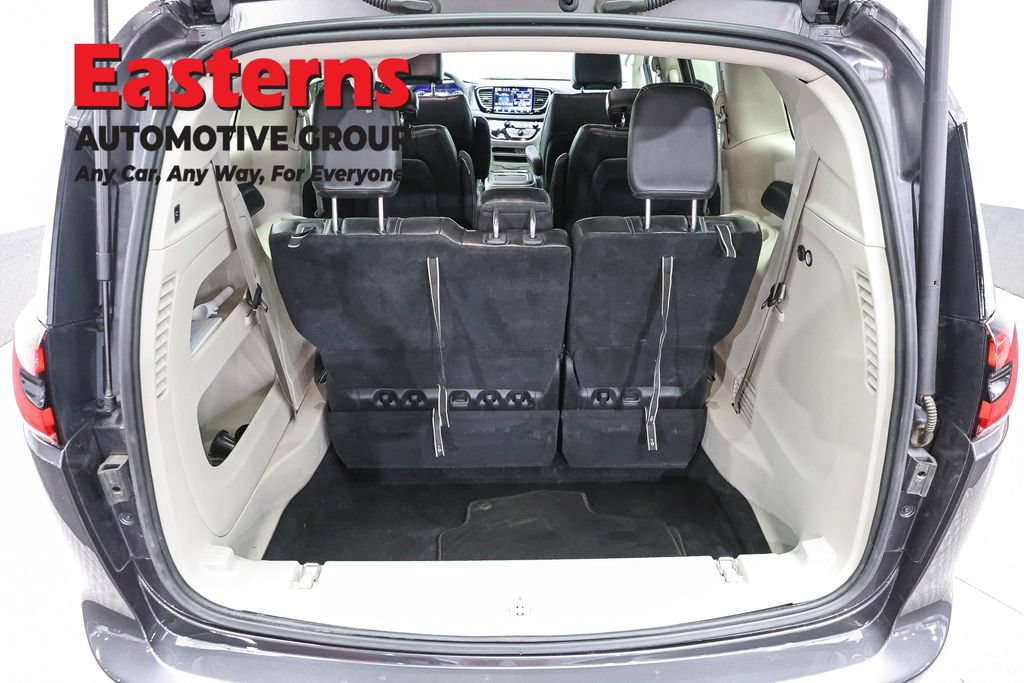 Used 2023 Chrysler Pacifica Touring-L FWD image 10