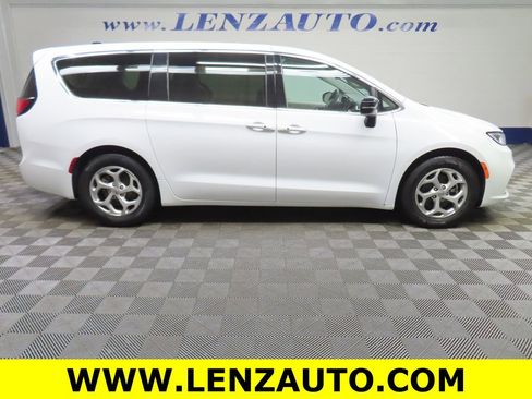 Used 2024 Chrysler Pacifica Limited FWD image 2
