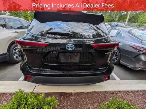 Used 2021 Toyota Highlander XLE AWD/4WD image 6