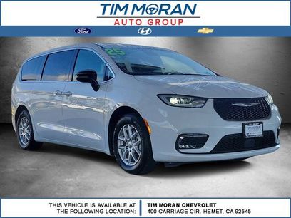 Used 2025 Chrysler Pacifica Select