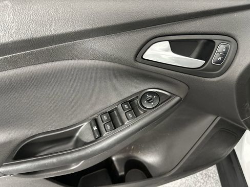 Used 2018 Ford Focus SE FWD image 13