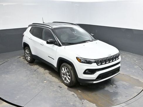 Used 2025 Jeep Compass Limited image 38