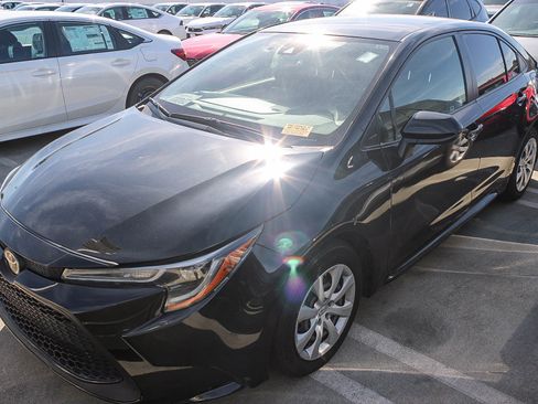 Used 2022 Toyota Corolla LE image 2