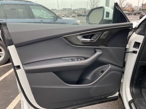 Used 2025 Audi Q8 Premium image 6