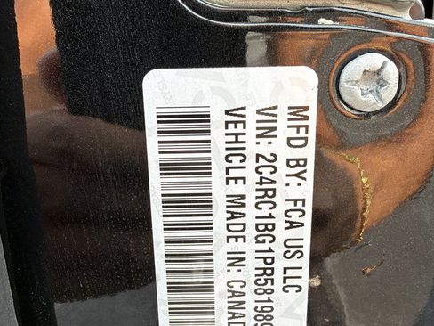 Used 2023 Chrysler Pacifica Touring-L FWD image 31