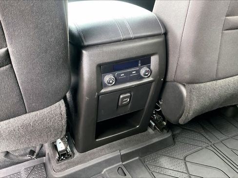 Used 2022 Chevrolet Traverse LT FWD image 37